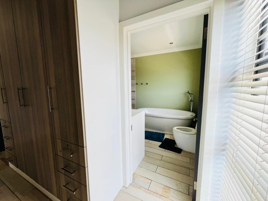 6 Bedroom Property for Sale in Gonubie Eastern Cape